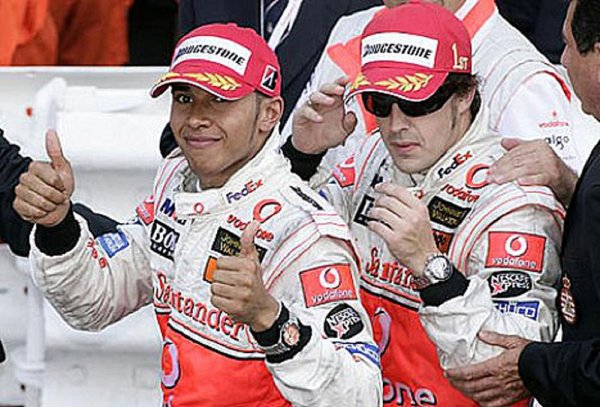 Alonso je rád, že se Hamilton vyrovná Fangiovi