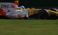 Alonso posledním kolem předstihl oba McLareny