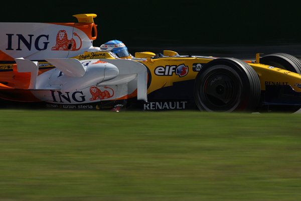 Alonso posledním kolem předstihl oba McLareny