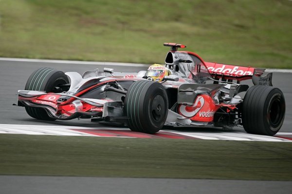 Favorité vepředu, Lewis Hamilton s mírným náskokem