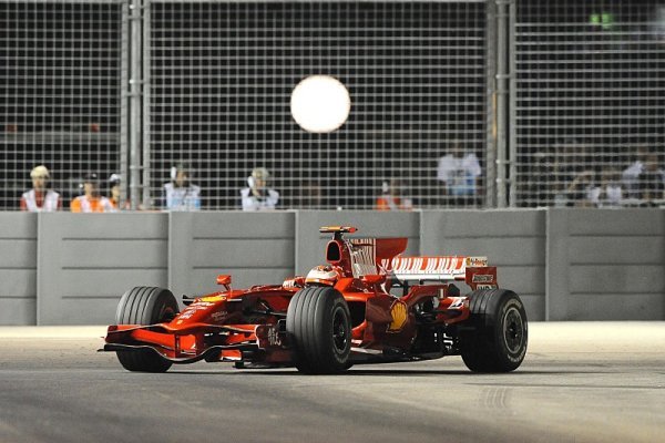 Oba testovací piloti Ferrari o rok prodloužili smlouvu Oba testovací piloti Ferrari o rok prodloužili smlouvu