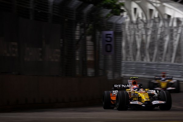 Ecclestone: "Bude-li Renault usvědčen, čekají ho velké potíže."