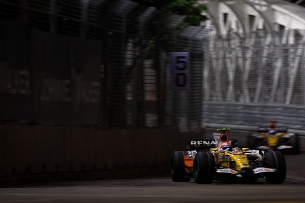 Ecclestone: "Bude-li Renault usvědčen, čekají ho velké potíže." Ecclestone: "Bude-li Renault usvědčen, čekají ho velké potíže."