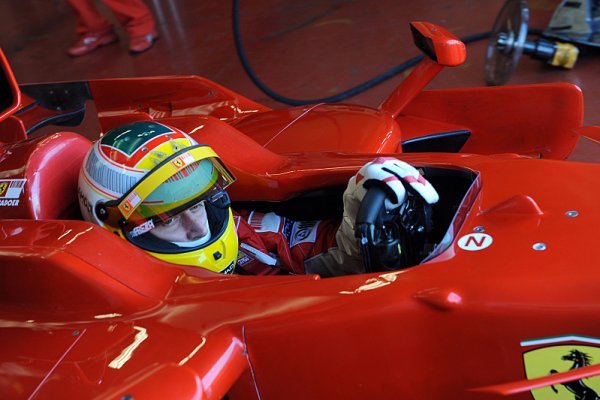 Luca Badoer bude závodit až do návratu Felipeho Massy