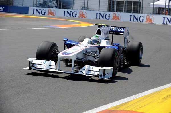 Heidfeld se po havárii obul do Alonsa Heidfeld se po havárii obul do Alonsa