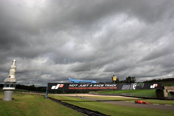 Nad velkou cenou na Doningtonu visí stále větší otazník