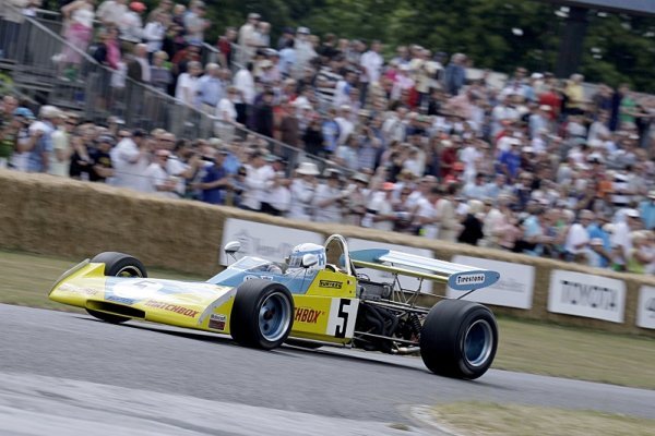 Henry Surtees v Goodwoodu řídil vůz formule 2 po otci
