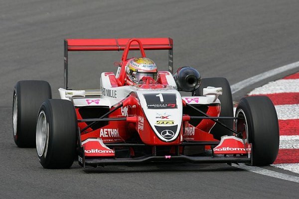 Jules Bianchi opět vítězí v sobotním závodě Jules Bianchi opět vítězí v sobotním závodě