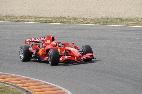 Schumacher stráví další dva dny za volantem F2007