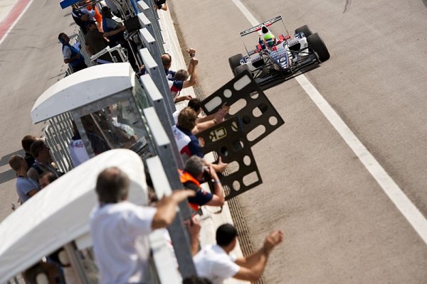 Na závěr se v Imole radoval Alexander Rossi, Král druhý