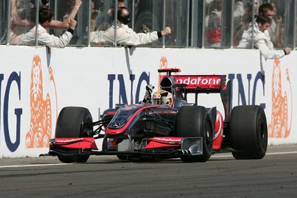 Lewis Hamilton po dlouhé době vrací McLaren na výsluní
