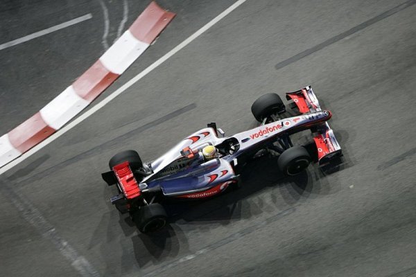 Barrichello boural a pojistil Hamiltonovi pole position
