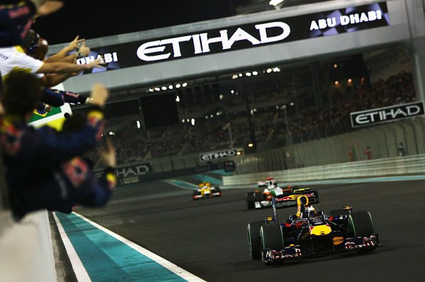 Vettel vítězí v Abú Zabí, Webber ubránil double Red Bullu