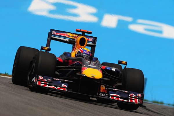 Webber vítězí v dramatickém závodě, Button šampionem!