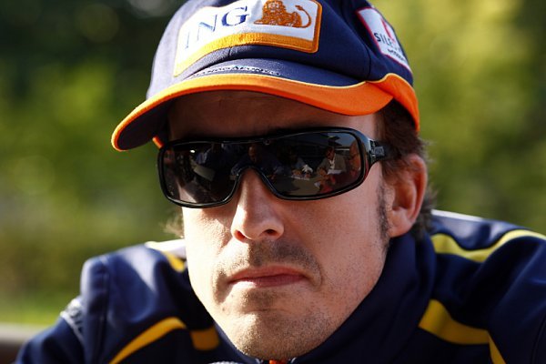 Fernando Alonso podepsal s Ferrari tříletou smlouvu Fernando Alonso podepsal s Ferrari tříletou smlouvu