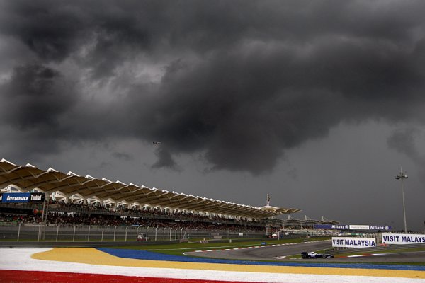 Sepang sužují monzunové lijáky a bouřky