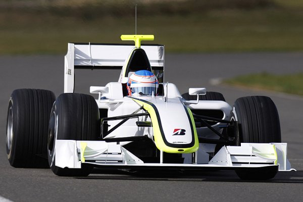 V přerušeném mokrém závodě vítězí opět Jenson Button
