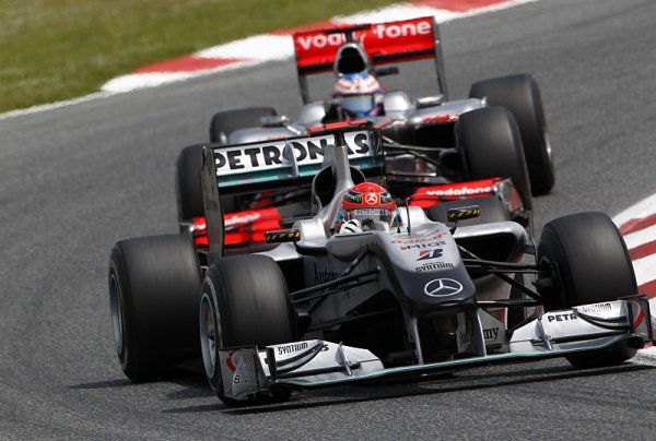 Button zkritizoval Schumacherovo předjetí
