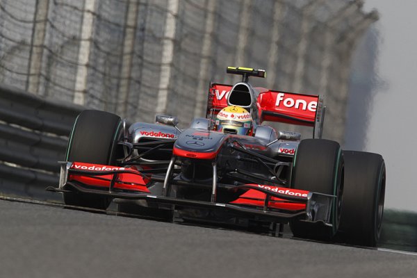 McLaren a Mercedes nadále na vrcholu tabulky