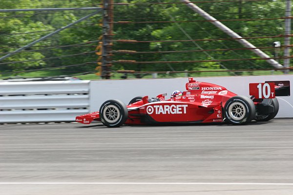 V dramatickém závěru 500 mil Indianapolis vítězí Franchitti V dramatickém závěru 500 mil Indianapolis vítězí Franchitti