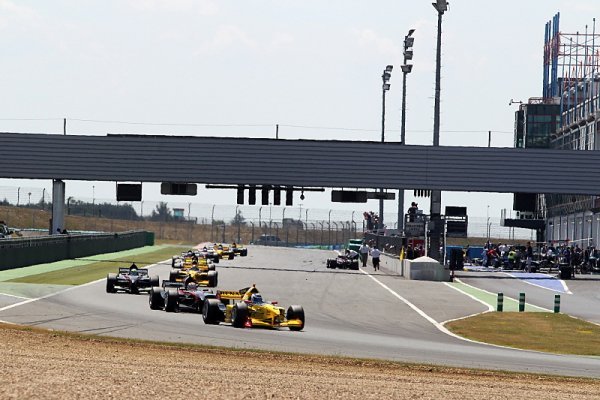 Brundle získal svou první pole position ve F2 Brundle získal svou první pole position ve F2