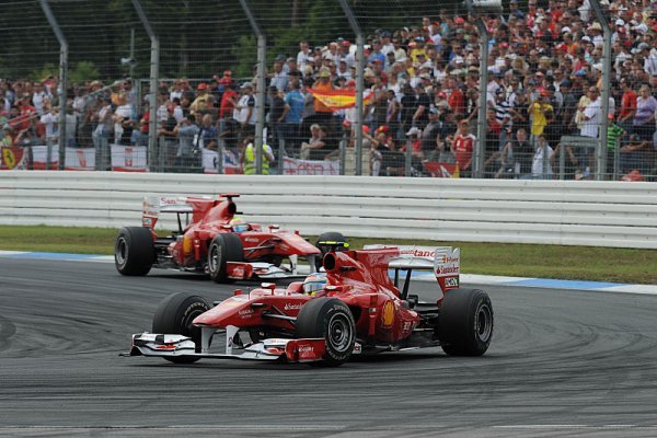 Ferrari použilo zakázanou týmovou režii, tvrdí FIA