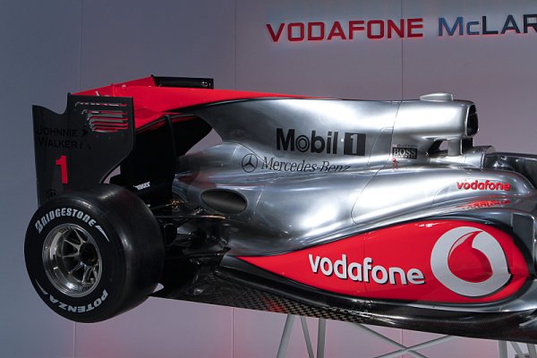 Red Bull chce nechat přezkoumat zadní křídlo McLarenu Red Bull chce nechat přezkoumat zadní křídlo McLarenu