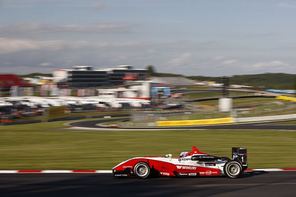 Bottas slaví vítězství, Mortara titul Bottas slaví vítězství, Mortara titul