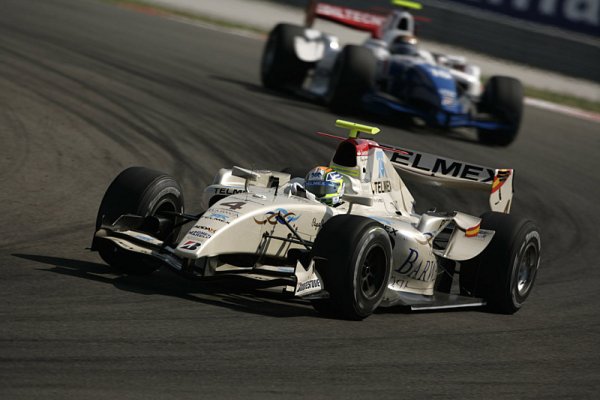 Sergio Perez vyloučen z hlavního závodu Sergio Perez vyloučen z hlavního závodu
