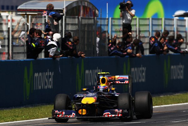 Webber dovezl Red Bullu vítězství, Alonso doma druhý