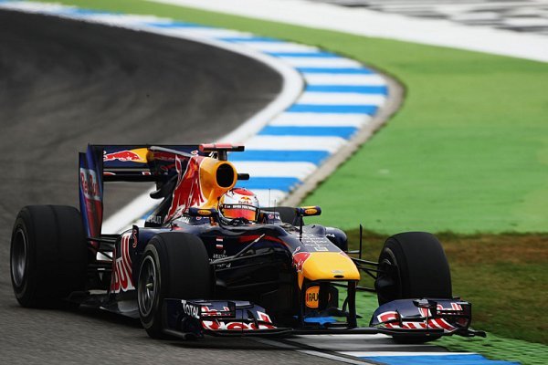 Ani závěrečná smršť nesrazila Red Bull a Ferrari z čela