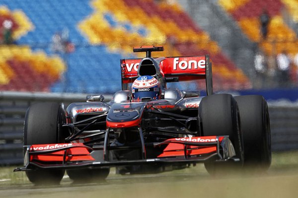 McLaren kraluje dál, Hamiltona vystřídal na čele Button