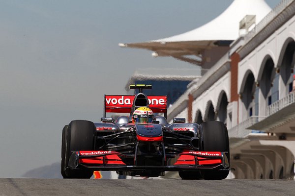 Kolize red bullů přinesla double McLarenu, Hamilton vítězí