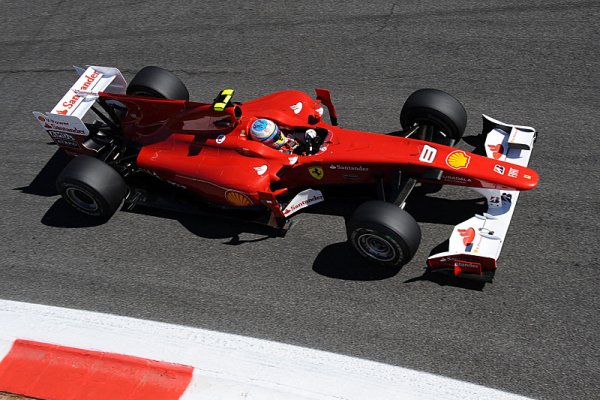 Ferrari zvládlo taktickou bitvu, Alonso vítězí