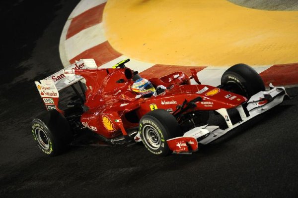 Red Bull v Singapuru poprvé poražen, Alonso na pole position