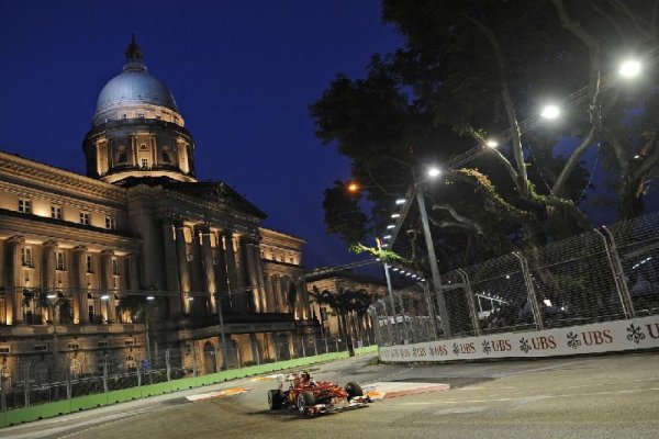 Alonso udržel Vettela za zády a vyhrál i v Singapuru