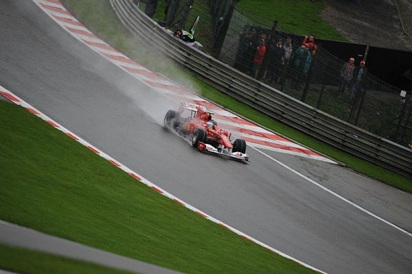 Na uvítanou ve Spa pršelo, nejrychlejší Alonso