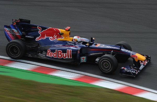 Na úvod v Suzuce na špici Red Bull, Hamilton havaroval