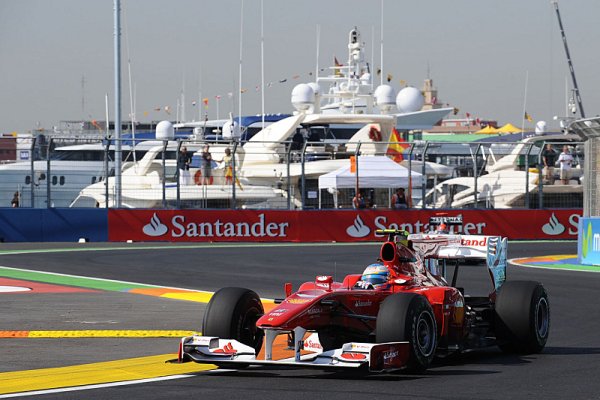 Páteční jízdy uzavřel nejrychleji Fernando Alonso