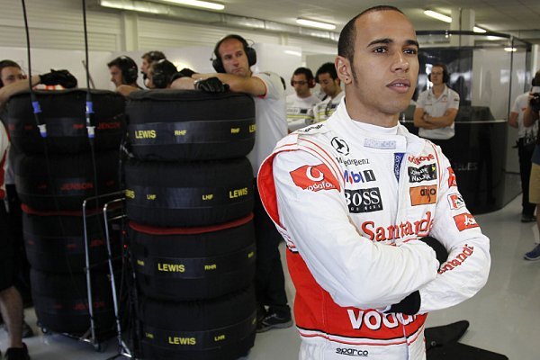 Hamilton ocenil práci týmu při opravách zničeného vozu