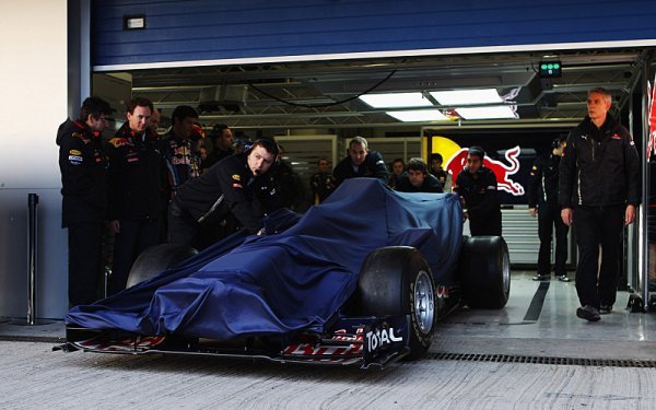Nový vůz Red Bullu stále připravován pro první test Nový vůz Red Bullu stále připravován pro první test