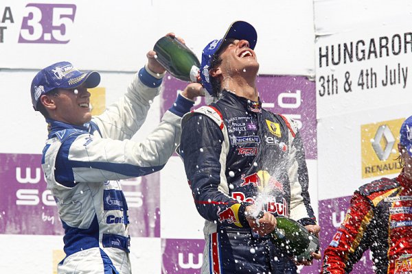 Daniel Ricciardo dokázal proměnit pole position ve vítězství Daniel Ricciardo dokázal proměnit pole position ve vítězství