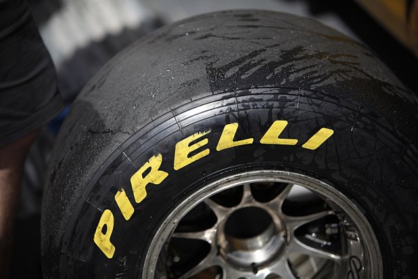 Pirelli v Abú Zabí zahájilo noční mokrý test