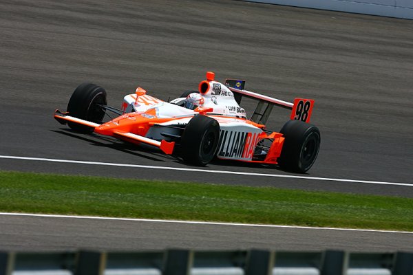 Wheldon vyhrál v Indianapolisu ve voze s výrobním číslem 007 Wheldon vyhrál v Indianapolisu ve voze s výrobním číslem 007