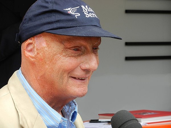 Lauda: Je čas začít upřednostňovat Hamiltona 