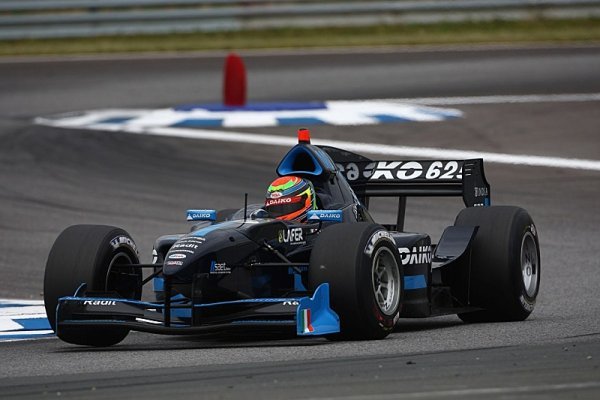 Crestani pokořil rekord okruhu a vybojoval první pole position Crestani pokořil rekord okruhu a vybojoval první pole position