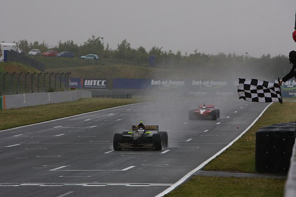 Venturini ustál tlak soupeřů a vyhrál mokrý druhý závod