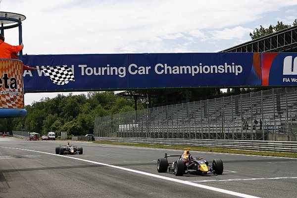 Ve druhém závodě se poprvé letos radoval Ricciardo Ve druhém závodě se poprvé letos radoval Ricciardo
