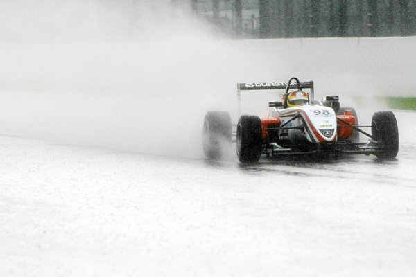 Merhi zajel dva nejrychlejší časy a odstartuje z pole position Merhi zajel dva nejrychlejší časy a odstartuje z pole position