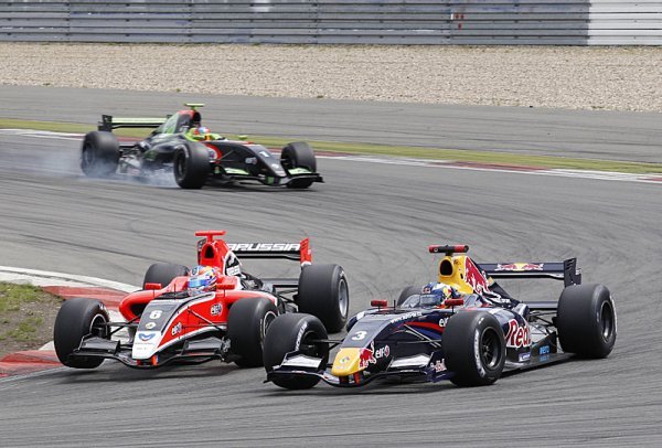 Wickens vyhrál napínavou mokrou přetahovanou s Ricciardem Wickens vyhrál napínavou mokrou přetahovanou s Ricciardem